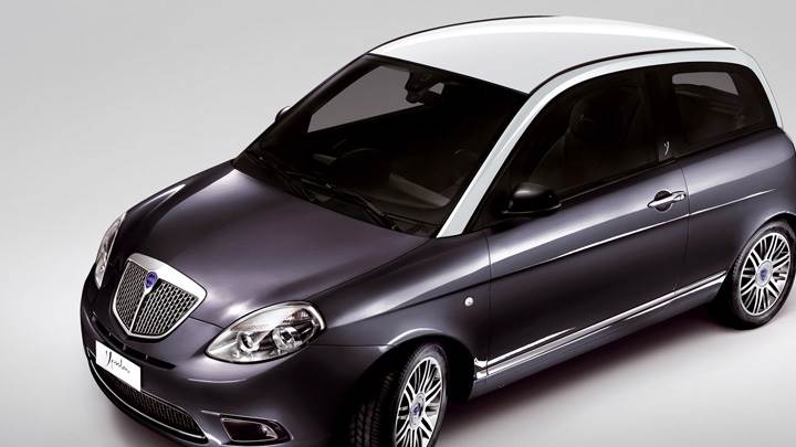 2011 Lancia Ypsilon Side Pose In Black